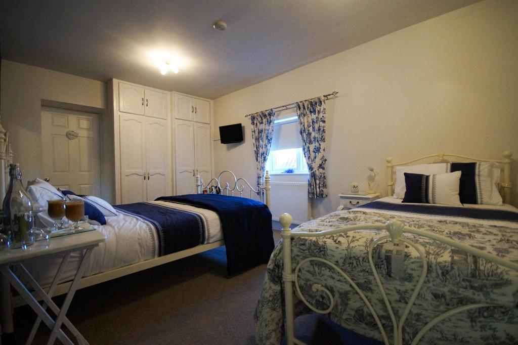 Fifth Milestone Cottage Dunnington Room photo