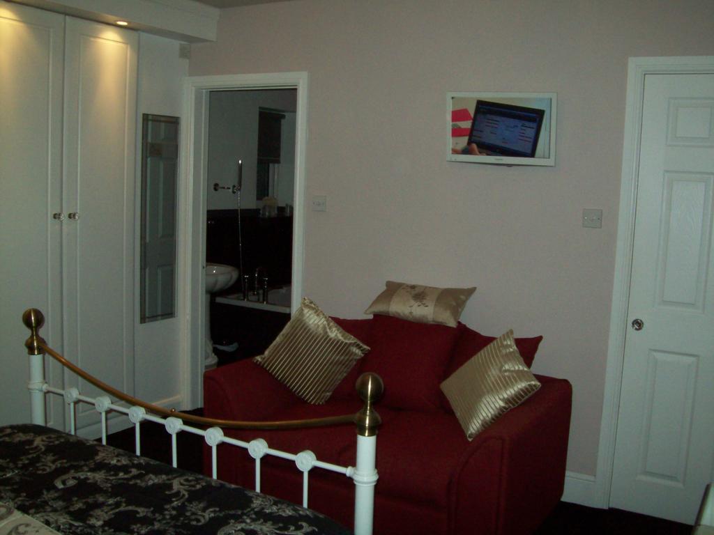 Fifth Milestone Cottage Dunnington Room photo