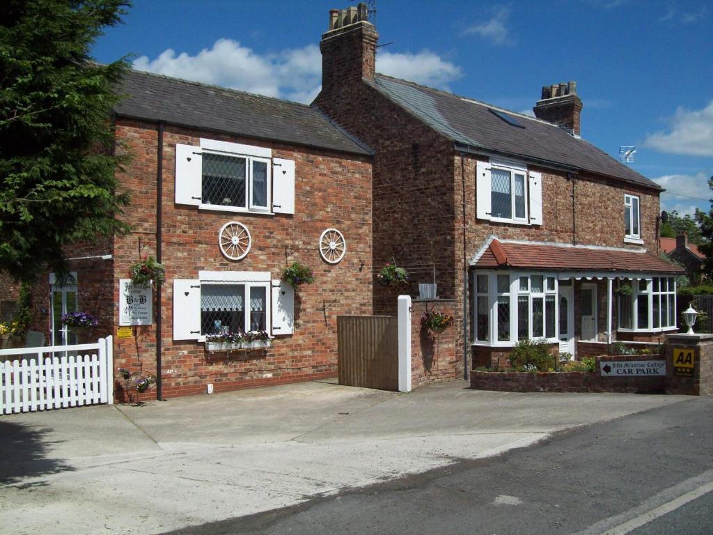 Fifth Milestone Cottage Dunnington Room photo
